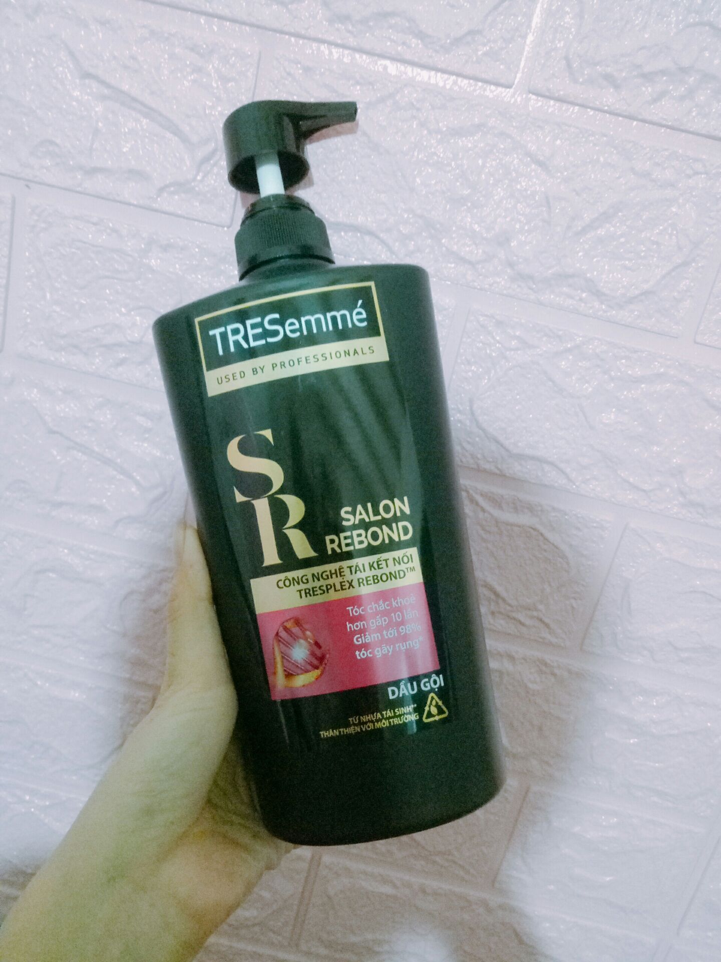 Mình đã mua sp này ở tiki..  chất lượng sp thì khỏi bàn nha..   trước h mình có lẽ đây là dầu gội mình tin nhất..  về tiki giao hàng nhanh chóng, đóng gói cẩn thận . Luôn đặt niềm tin ở tiki.  Thanks tiki