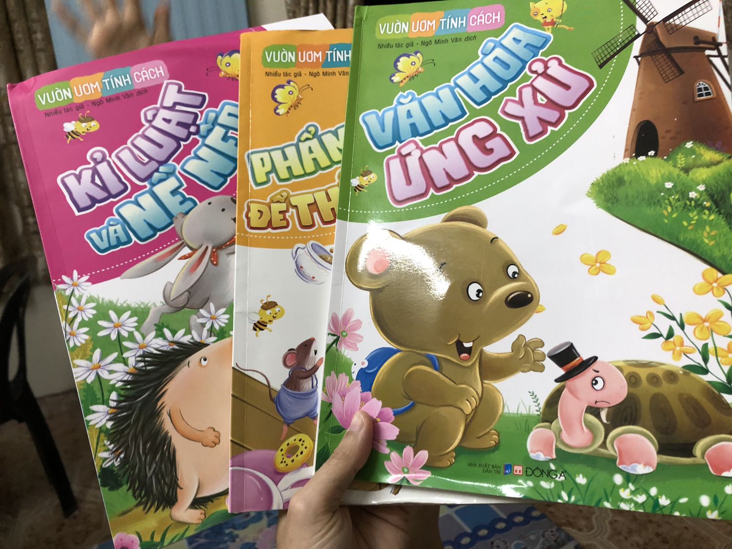 Giấy dày dặn ,chắc chắn
Hình đẹp ,sắc nét 
Bé rất thích