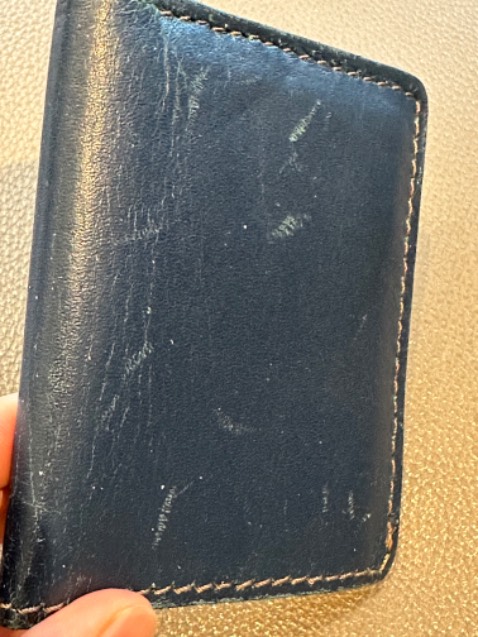 Da napa gì mà dùng dc hơn tháng đã lỗi tùm lum. Mình để trong túi xách cầm tay đó. Quá thật vọng