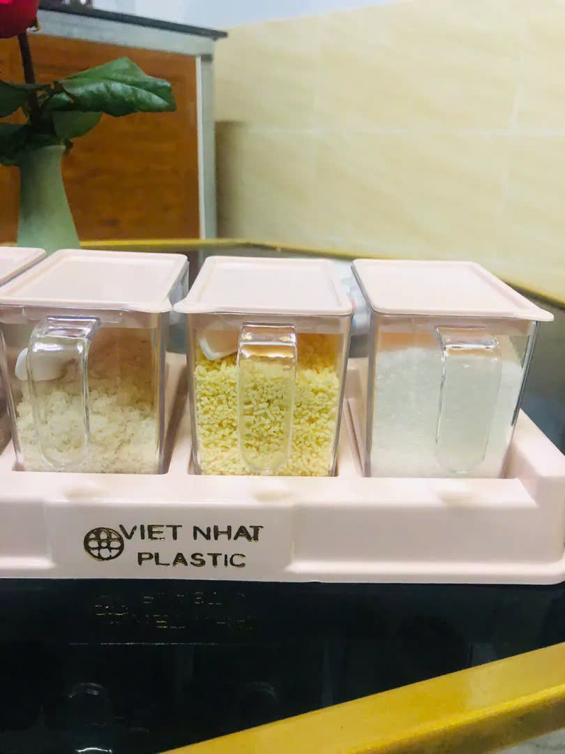 Sốp gói hàng cẩn thận, gửi đầy đủ. Ta nói cái kệ, miếng dán dán rất chắc luôn. Hủ đựng gia vị rất rất xinh. Săn được mấy em này giá rẻ mà cực xinh. 10 điểm k có nhưng. ⭐️⭐️⭐️⭐️⭐️