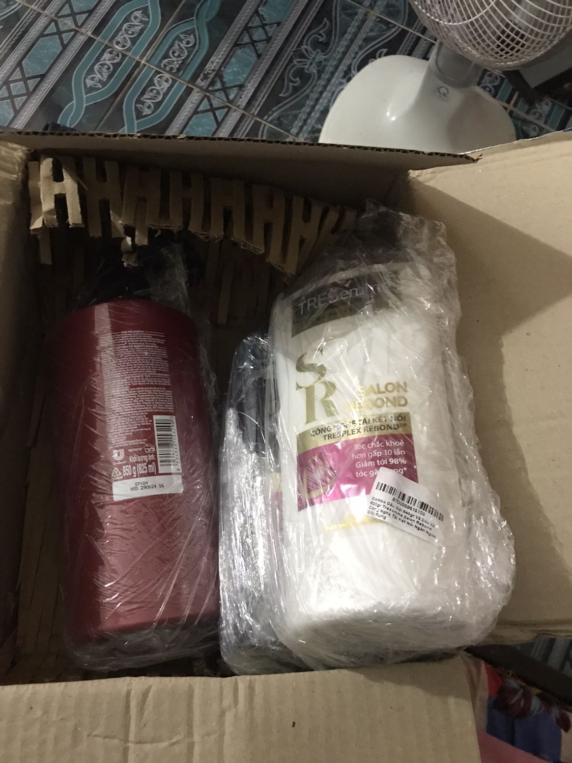 Mở ra mùi thơm lừng mua trúng đợt sale với áp đượ nhiều mã nên còn 378k 3 chai này. 
Mình đặt từ 22/8 giờ 19/9 mới có may là vẫn giao được hihi. Chứ mình đặt lzd đơn nào là 1 tháng rồi huỷ đơn luôn. Vấn thích tiki vì chỉ cần mua trên 300k là được freeship luôn