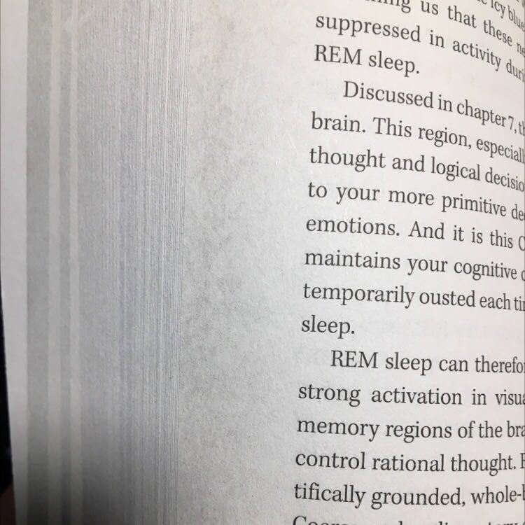 Mình có đọc qua các đánh giá trước thấy không phải bìa cứng nên lúc nhận hàng cũng không ngạc nhiên lắm. Điều mình buồn khi nhận sách là thực sự chất lượng giấy rất dở, có nhiều tờ bị thâm màu, có nhiều trang sách bị đóng thụt vào trong, nhiều trang in không rõ, không đều màu, cỡ chữ cũng khá là bé. Tuy hàng nhận được sớm hơn dự kiến tận vài ngày nhưng trải nghiệm mua sách ở Fahasha lần này của mình thật sự tệ.