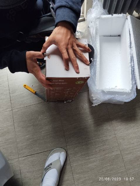 Tin tưởng nên đã giao tiền. Nghe lách cách, mở bên trong xem thấy hàng bị vỡ.