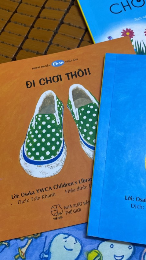 bộ này đơn giản ít chữ nên bạn lớn ko khoái lắm nhưng nhóc bé thì thích nghịch xem màu, sẽ mua thử thêm bộ này đơn giản ít chữ nên bạn lớn ko khoái lắm nhưng nhóc bé thì thích nghịch xem màu, sẽ mua thử thêm