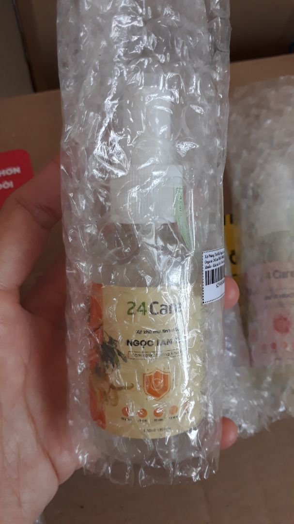 Bọc hàng có tâm quá, bọc từng chai một. Bên shop có mấy mùi lạ lạ từng thấy bán dạng tinh dầu xông chứ chưa thấy làm thành xịt bao giờ. Mua về xịt mỗi mùi mỗi kiểu phù hợp với mọi sở thích tha hồ lựa nha