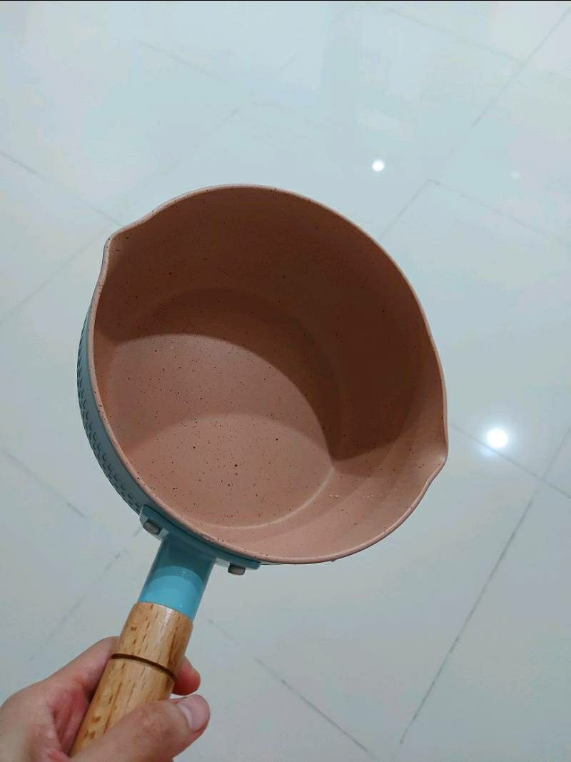 chảo xinh xỉu nha mn
tây cầm bằng gỗ chắc chắn, men chống dính dày dặn. giá phú hợp, giao nhanh, đóng gói cẩn thận. bền hay k thì dùng 1 time nữa mk sẽ đánh giá lại. nên mua mn nhé