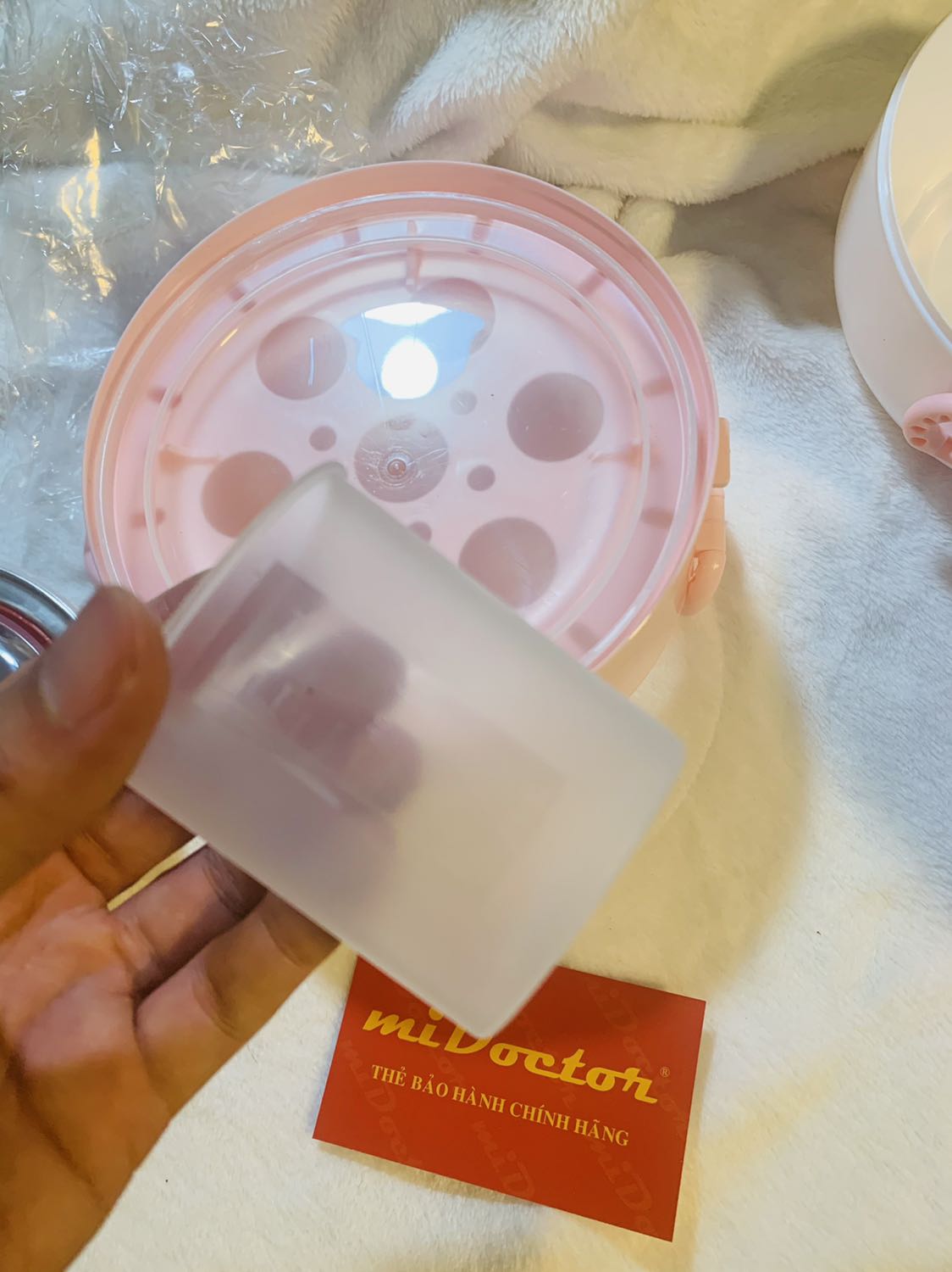 Em nhận được rồi ạ. Sản phẩm giao màu ngẫu nhiên em nhận được màu hồng đúng màu thích luôn ạ
Sản phẩm sang xịn mịn lắm ạ, có thẻ bảo hành của miDoctor ạ yên tâm sử dụng luôn