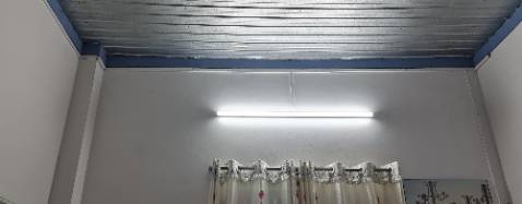 Ưu điểm : Đèn sáng. Thiết kế liền một khối. Đẹp, nhỏ gọn, nhưng chắc chắn. Lắp đặt dễ dàng lên tường hoặc trần nhà bằng bát kẹp. Tận dụng được lỗ vít cũ. Dây nguồn theo đèn khoảng 1m, rất chất lượng. Nhược điểm : nếu có hư hỏng thì người bình thường khó có thể thay thế như đèn tuýp truyền thống