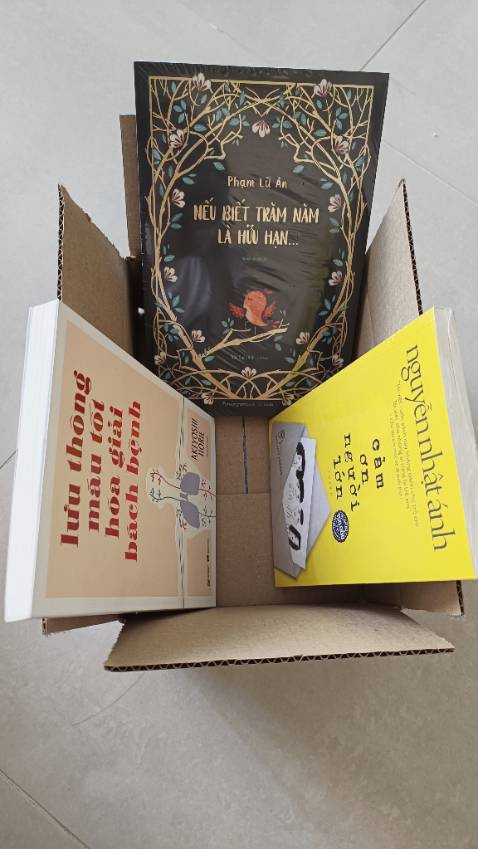 mình quyết định mua cuốn sách thứ nhất là do tác giả Nguyễn Nhật Ánh,thứ 2 là do câu đầu tiên trên bìa sách và thứ 3 mình đã đọc nhiều cuốn từ tác giả,những câu chữ nhẹ nhàng và sâu lắng