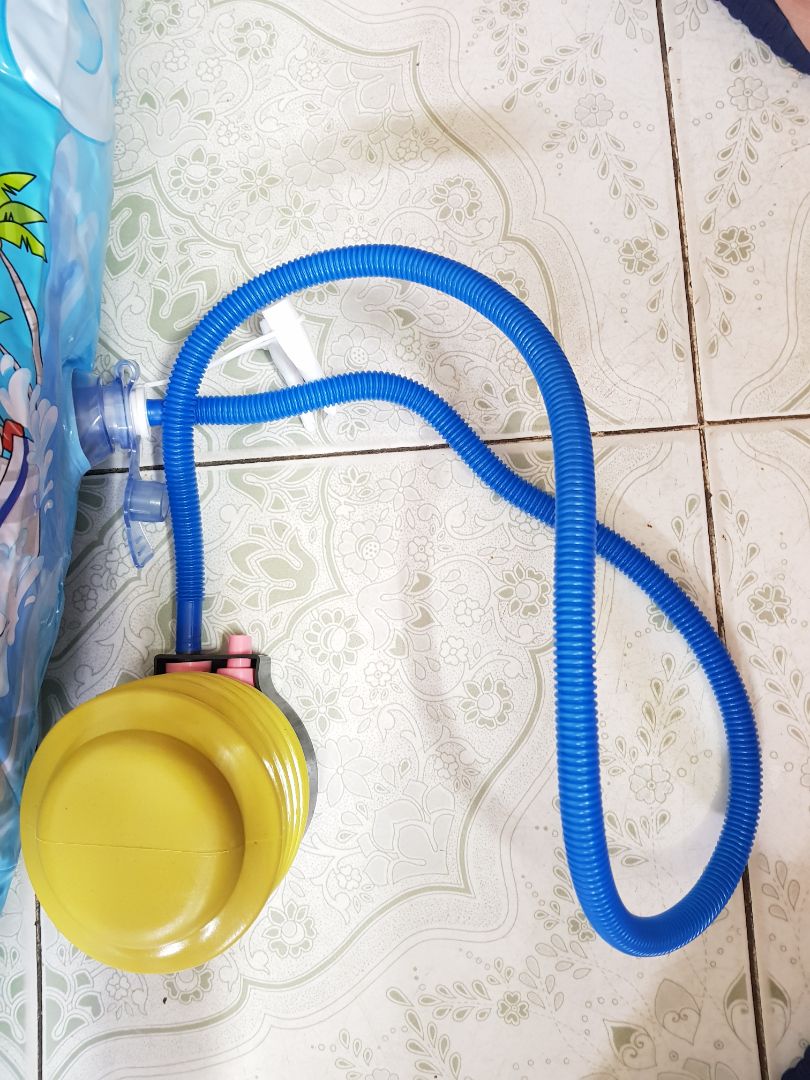 Phụ kiện ghi có Bơm điện nhưng lại là bơm tay.