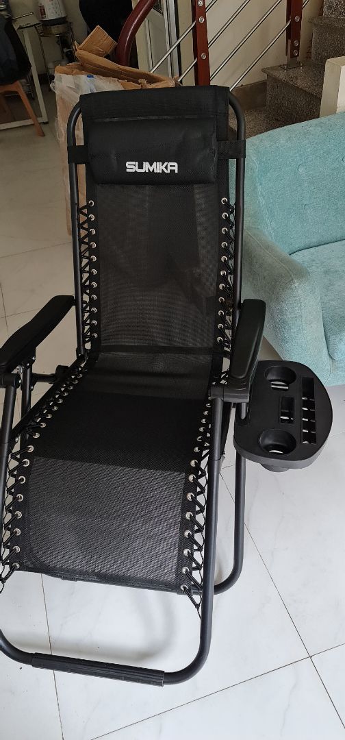 Đây là một trong hai sản phẩm mua tặng mẹ dịp 20/10 và có áp dụng mã giảm giá, khá là hài lòng về sản phẩm. 
- bộ sản phẩm bao gồm: ghế, tựa đầu, hướng dẫn sử dụng, phiếu bảo hành cùng khay nhựa để đồ. (tuy nhiên khay này chỉ là phụ kiện rời gắn ngoài với ghế, không phải là bộ phận được liên kết bởi vít ốc hay liên kết nào khác. do vậy khi bung ghế ra là có thể gắn vào như hình, còn khi gập ghế lại thì sẽ là bỏ ra)
- bộ lẫy trượt để điều chỉnh phần lưng ghế trơn, nhậy, dễ sử dụng, có thể nghe được tiếng trượt rất êm khi thao tác, ko bị khựng hay kẹt dính và khi đã kéo 02 lẫy khóa lên để giữ cố định thì chắc chắn, ko lo ngại bị trượt hay ghế ko thể giữ được nguyên vị trí như bạn mong muốn. ( bạn có thể tham khảo thêm video của hãng để hiểu cơ chế điều chỉnh này)
- chất lượng hoàn thiện các chi tiết cũng tốt, phần dây đai dây dù co giãn tốt, châc chắn, giữ phần thảm cói để nằm/ngồi êm, căng, ko có bị võng hay trùng xuống. các đai luồn dây được may cũng chắc chắn và đẹp, mức độ hoàn thiện mình đánh giá cao. lớp sơn đen sần của bộ khung sắt bóng đẹp, vị trí đinh vít khoan bắt chắc chắn, mối nối hàn được xử lý cũng gọn, ko để lại các cạnh sắc nhọn nào nên ko lo vấn đề dễ bị tổn thương tay chân nếu lỡ vô ý đụng phải. 
-phần chân đế của bộ khung ghế, tiếp xúc với mặt sàn có thông qua 4 lớp bọc nhựa,đảm bảo khung sắt cách mặt sàn ~ 2mm, như vậy ko lo lắng việc ghế có thể làm trầy xước mặt sàn. 
ừm, một vài nhận xét như vậy. 
cảm ơn đã đọc.