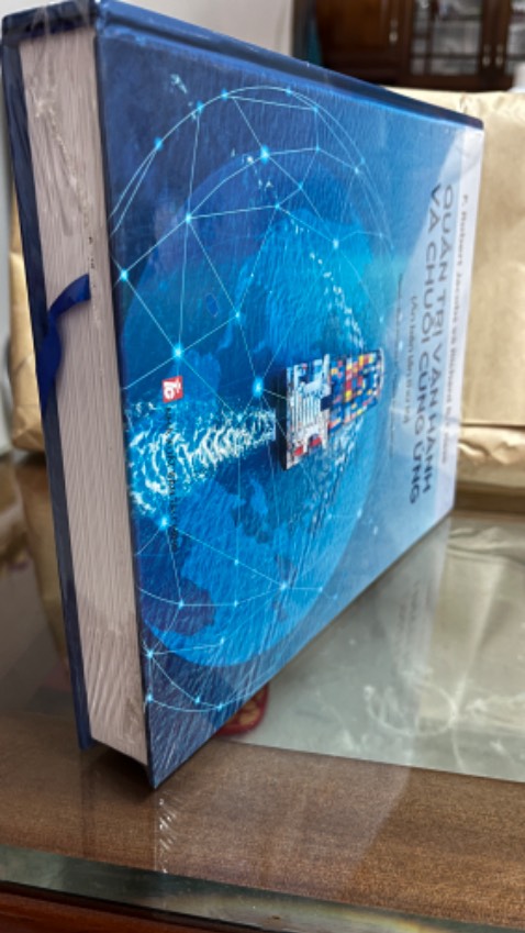 Ấn bản mới nhất, sách của Nhà xuất bản tài chính thì yên tâm rồi. 
Sách mới, bìa cứng, nguyên seal. 
Shop đóng gói kỹ lắm, bao xốp chống sốc nên sách tới tay mình còn nguyên.
Mình tìm mấy hàng đăng bán bản cũ mà toàn hết hàng, hoặc cũ quá, nên lên tiki thấy shop bán bản mới là đặt luôn. 
Mình cũng đặt mua sách của shop vài lần rồi, sách thật nên rất yên tâm.