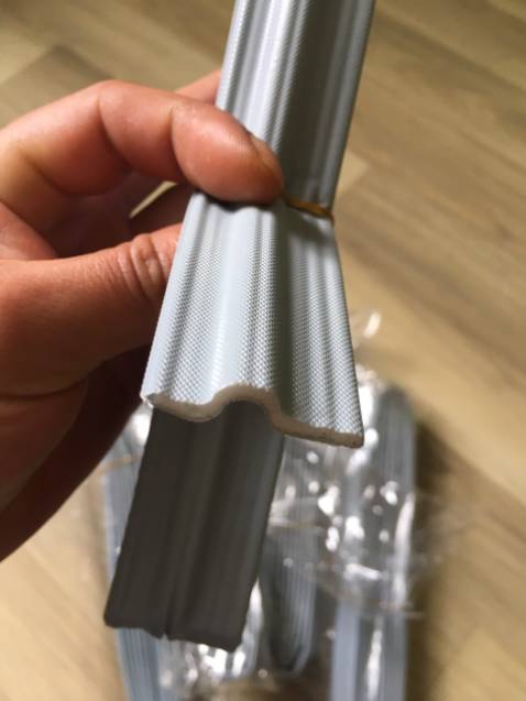 Vật liệu tốt. Ron kín gió, giảm tiếng ồn kha khá, bặt sưởi không mất nhiệt. Keo dính chắc