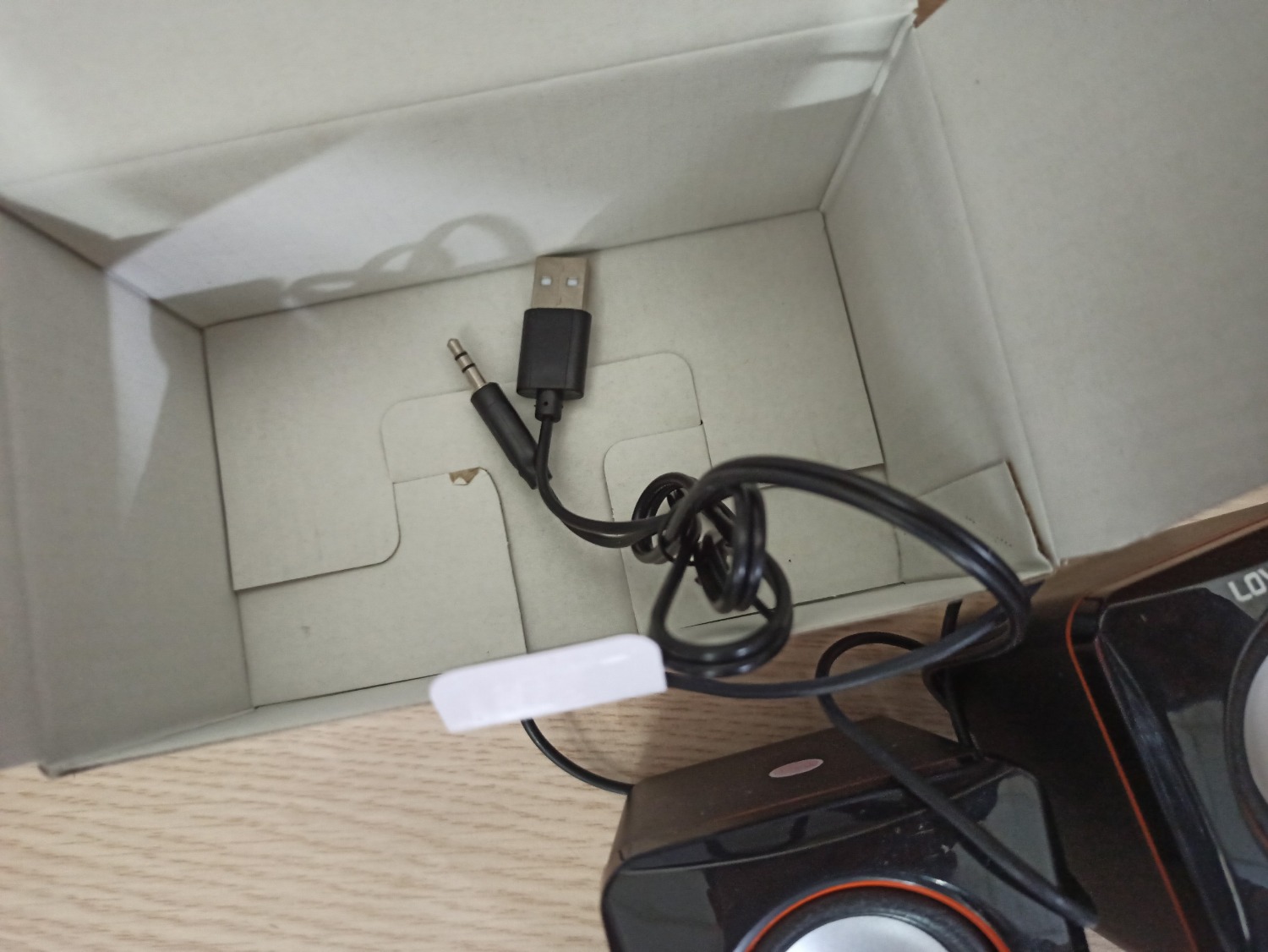 Hàng đẹp, tất cả đều OK, xài tốt, giá rẻ, chất lượng OK, các jack kết nối tốt, nhạy, loa bé, rẻ nhưng âm thanh rõ nét, làm rơi 2 lần nhưng chưa thấy bị trục trặc, shop bán hàng rất tốt, nên mua