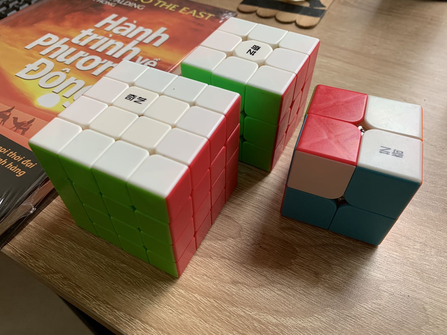 xoay mượt, đàn hồi tốt khi xoay lỗi. Không có nam châm bên trong tuy nhiên với tầm giá này thì rất tốt