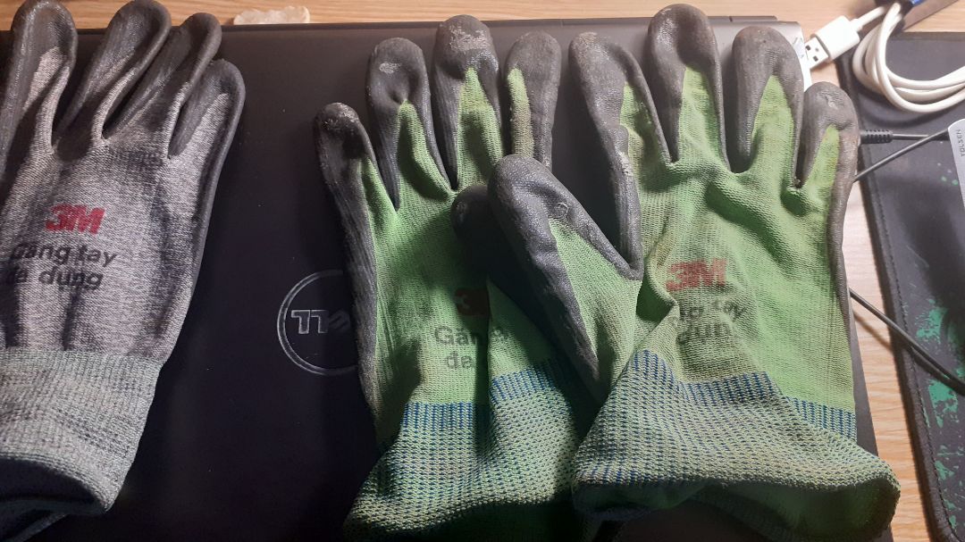 size M, độ co giãn ngang tốt nên vừa với bàn tay, ôm sát cổ tay, ngón tay, nhưng không vừa chiều dài ngón tay. Đã dùng nhiều đôi trước đây rồi, như đôi màu xanh lá, bị giãn thun cổ tay sau một thời gian dài dùng và giặt nhiều lần. Đôi xám kia còn mới nên chưa bị giãn. Cảm giác cầm nắm tốt lắm. Hơi nứt da tí đỉnh ở góc ngón cái và ngón trỏ.