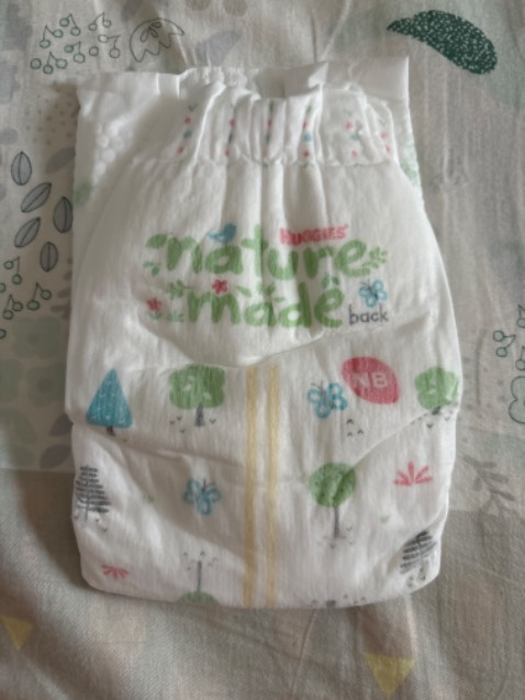 nếu so với loại skin perfect thì mỏng nhẹ hơn nhiều, thấm hút tốt hơn chứa dc nhiều nước hơn, bề rộng tã rộng hơn, ôm mông bé hơn nên hạn chế việc bị rỉ nước ra ngoài. m thấy sau khi bé tè bỉm k hề bị co lại, k thay đổi hình dạng, loại skin perfect thì thấy bề ngang bị co lại, bê dày lồi lên nhiều. Ngoài ra sau khi bé tè sờ mặt bỉm rất khô ráo như k có gì. Nói chung dùng thích hơn hẳn. Nên mua loại này cho bé ạ.