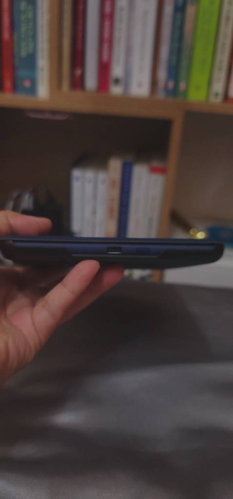 Quá ưng luôn. 
Nỗi đau khổ khi bị mất con kindle ppw4 đã mau chóng bay vèo khi nhận được em ppw5. 
Màn hình màu ấm rất tuyệt vời, máy màu denim cũng rất đẹp và sang. 
Shop gửi tặng cái ốp da màu Denim nữa, đỉnh  ghê. Cám ơn shop tinh tế Quá ưng luôn. 
Nỗi đau khổ khi bị mất con kindle ppw4 đã mau chóng bay vèo khi nhận được em ppw5. 
Màn hình màu ấm rất tuyệt vời, máy màu denim cũng rất đẹp và sang. 
Shop gửi tặng cái ốp da màu Denim nữa, đỉnh  ghê. Cám ơn shop tinh tế