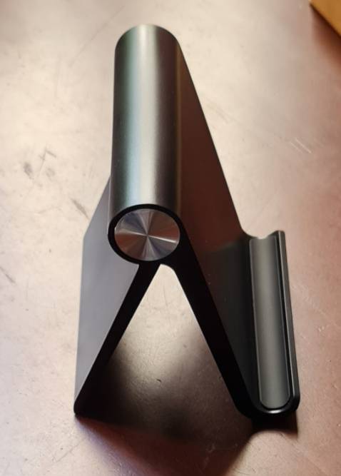 Đóng hộp cẩn thận, sản phẩm đẹp, chắc chắn, kích thước đúng như mô tả, để máy tính bảng 10 inch vô tư