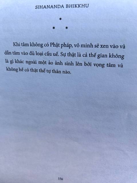 -Sách mới tinh, bọc cần thận nên không hề bị quăn; ship siêu nhanh, bạn giao hàng khá thân thiện. 
-Đọc dzui gần chớt!  Nhiều “tấn bi kịch” giản dị được kể lại bằng giọng văn trong trẻo của Phan Việt dưới góc nhìn sự hài hước tinh tế và ấm áp của thiền sư.  Cuốn sách mỏng nhẹ như một làn gió mát mang đến nguồn năng lượng tích cực bất ngờ trong những ngày đầu đông se lạnh. Những "viên ngọc" triết lý ẩn sâu đòi hỏi sự chiêm nghiệm, nhưng tấm lòng từ bi rộng lớn của vị thiền sư luôn tỏa sáng xuyên suốt từng trang viết.
Mẹ tôi, một người đã từng tìm hiểu Phật pháp qua nhiều kinh sách, mới đọc được 1/2 cuốn sách đã gọi đây là "món quà pháp bảo" vì những bài pháp được trình bày súc tích, dễ hiểu, không hề khô khan, mà gần gũi và đầy cảm hứng. 
Cuốn sách này đã giúp tôi hiểu hơn về bản chất của lòng người, về cách thức lan tỏa yêu thương và sự ấm áp đến với người khác. 
Chờ Sáng Books tiếp tục ra thêm sách để Tết này có sách hay đọc tiếp nhỉ!