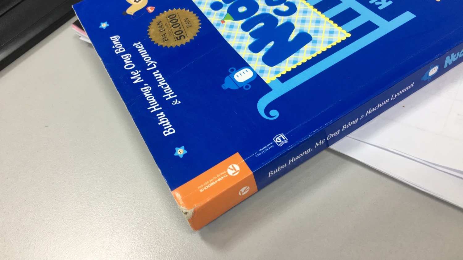 Mọi lần mua hàng của Tiki rất yên tâm, lần này mua để tặng, đặt sáng thì chiều Tiki Now giao ngay, cũng chủ quan, ko kiểm tra hàng lúc nhận, đến khi mở ra xem thì thất vọng tràn trề :(, gọi cho tiki *** thì không gặp đc CSKH, tổng đài báo bận