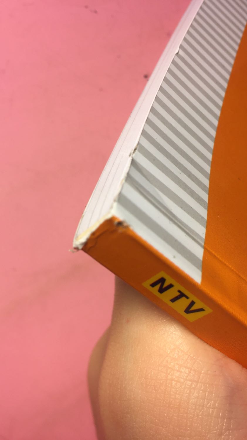 Giao đủ sản phẩm, sách chuẩn, tuy nhiên shop đóng gói hơi xơ sài, chỉ đựng sách vào trong hộp mà ko hề có túi chống sốc dẫn đến sản phẩm bị rách gáy nhẹ và quăn mép. Mình rất ko mong sách của mình bị như vậy 😢 mong shop khắc phục tình trạng này!