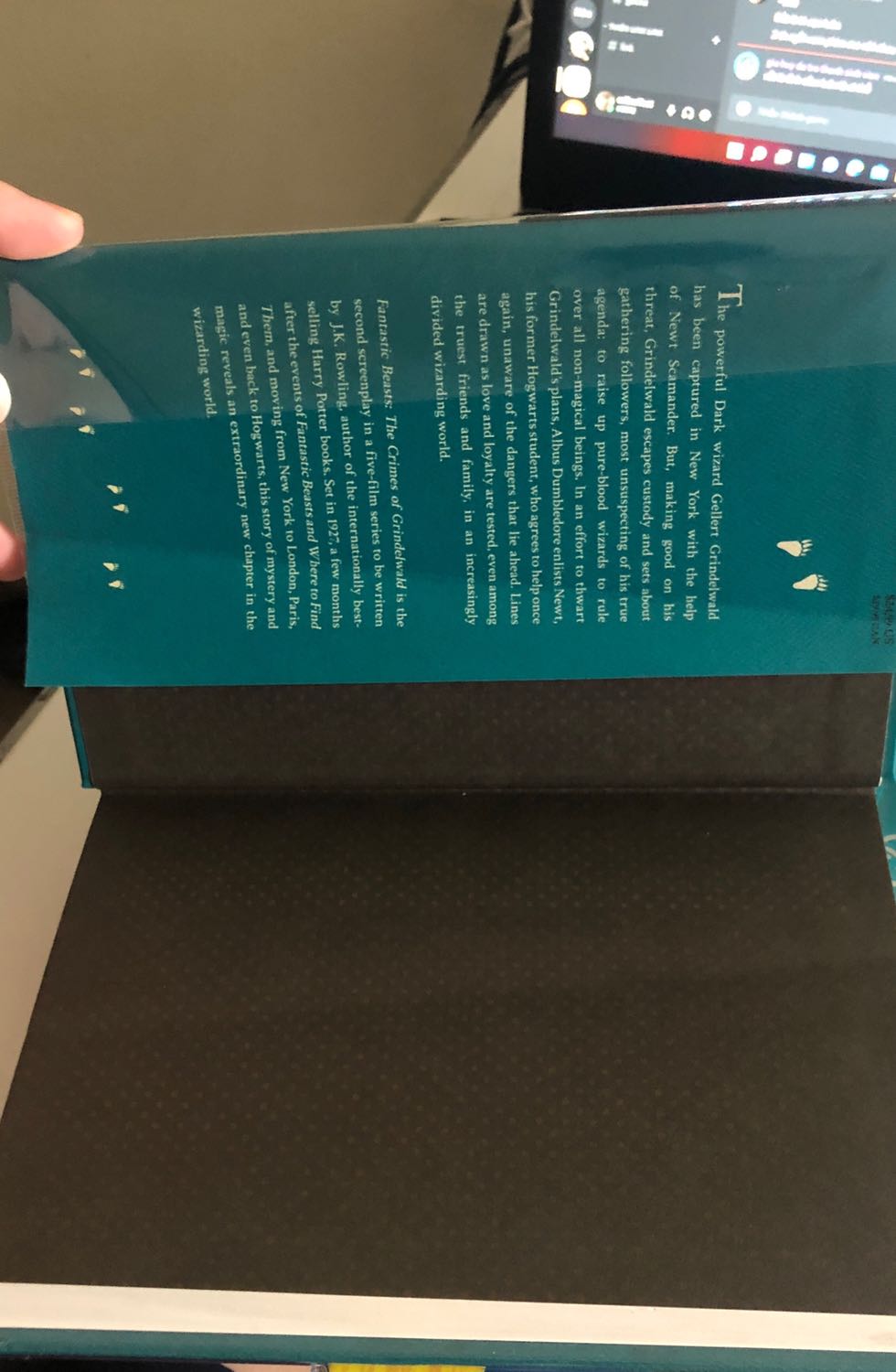 chắc do sale nhiều quá nên quyển sách mình nhận lại cũng tương tự giá tiền sau sale. Bookcare thì chưa mở đã có dấu hiệu bong, mở ra là rách luôn :) săn sale mà như này thì thôi mua ngày thường thôi cho lành
Ngoài cái giao nhanh ra thì đơn hàng hôm nay làm mình khá khó chịu. Mong không gặp tình trạng này thêm lần nào nữa. Tiki xem xét lại quá trình đóng gói và kiểm tra hàng nhé!