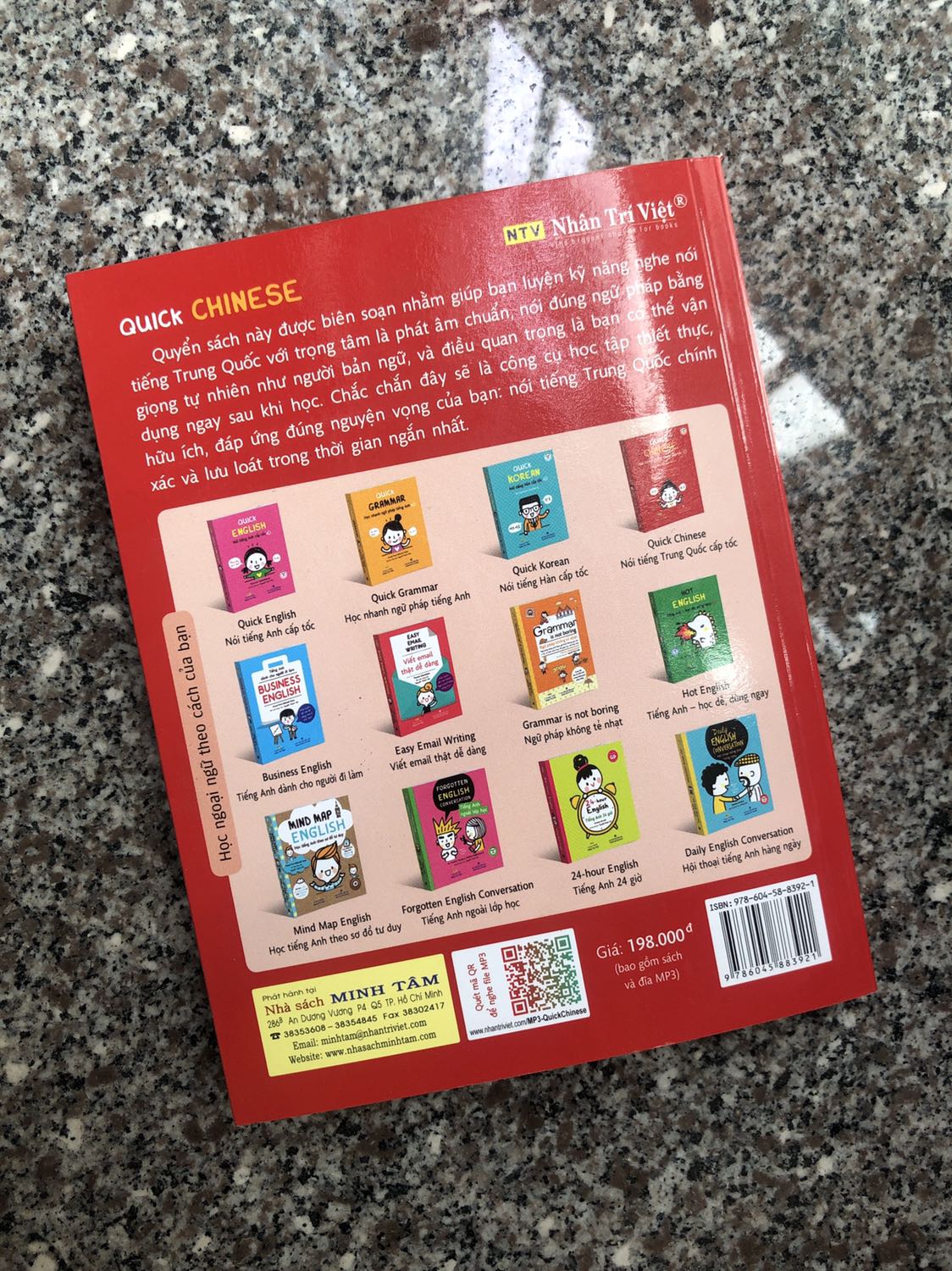 Rất hay ho từ bìa tới nội dung sách! Mình nhìn mục lục là mê rồi, từng chi tiết của tình huống đều được nêu rõ với một số cấu trúc đơn giản dễ nhớ. Mình phân vân mãi giữa cuốn này với Chinese All in One 3 trong 1, nhưng có vẻ chủ đề bên này dễ tiếp cận hơn cả!! Rất thích hợp cho bạn nào muốn sử dụng tiếng Trung thường xuyên và tự tin hơn với mọi tình huống hằng ngày. Thêm điểm cộng là khổ sách vừa tay với đĩa cd siêu xinh ? Tiki giao sách mới, nhanh mà không quăng góc, cảm ơn nhé!