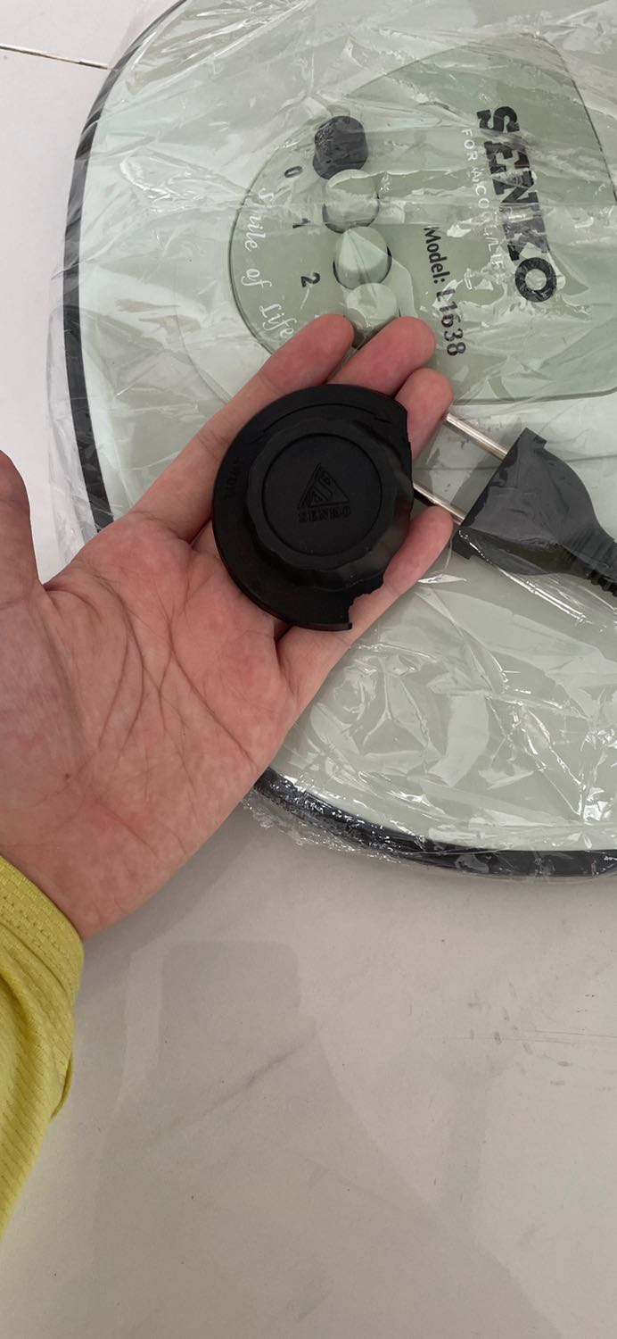 Mình vừa nhận dc quạt. 370k cũng ko ít nên mình rất ghét bị những lỗi nhỏ này. 
Mình đọc bảo hành thì thây dòng chữ nếu hư hỏng do lỗi vận chuyển. Nên mình thông cảm tìm mảnh gãy còn lại. NHƯNG KHÔNG . HOÀN TOÀN KO CÓ MẢNH VỠ NÀO trong kiện hàng. Chứng tỏ người gói hàng làm vỡ hoặc nhà bán hàng làm vỡ nhưng CỐ TÌNH BỎ VÀO LUÔN. Thay vì thế cái khác cho khách. Mình đề nghị tiki hoặc nhà bán gửi lại mình phần lắp còn nguyên vẹn nào