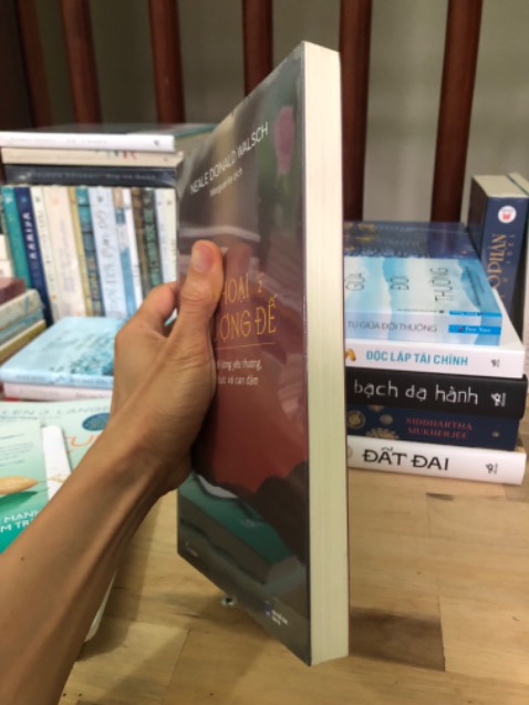 Mình mua Quyển 2 này sau khi đã đọc xong Quyển 1 do Nhã Nam phát hành. Về nội dung thì mình thấy Quyển 2 không hay bằng Quyển 1, cuốn này nói hơi nhiều về nước Mỹ, và cách xưng hô giữa tác giả với Thượng đế cũng khác so với Quyển 1 (Cái này do 2 người dịch khác nhau nên dễ hiểu, cá nhân mình thích cách xưng hô ở Quyển 1 hơn). Tuy vậy nhìn chung đây là một cuốn sách tương đối hay, giúp mình mở mang được nhiều vấn đề. Với mình đọc Quyển 1 thôi là quá okela rồi. Về vấn đề gói hàng giao hàng thì không vấn đề gì. Luôn tin tưởng Tiki 100%