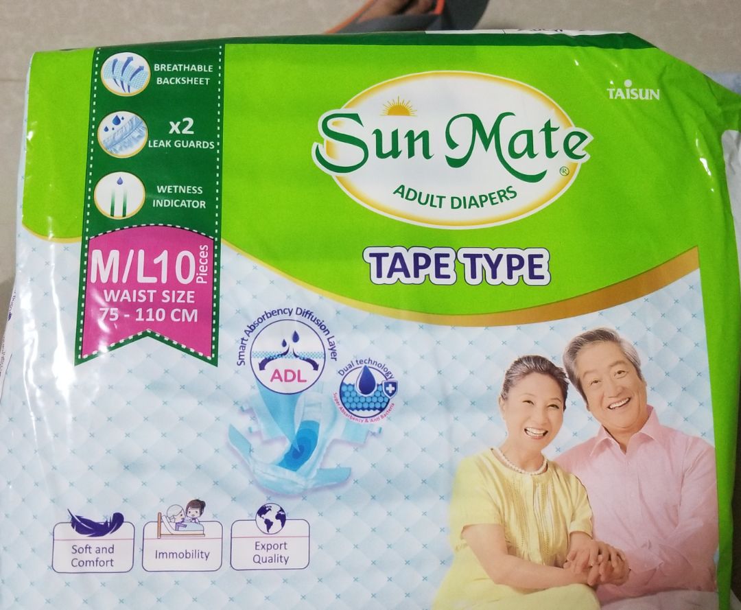 Tiki thông báo 12/8 có hàng mà hôm qua ngày 6/8 phát cho mình ở Vũng tàu rồi. Đóng gói 2 gói vào nhiều lớp quấn nhựa dính thành 1 gói bự và trong mỗi gói có 2 bịch. Tiki lúc nào cũng chu đáo trong đóng gói. Bạn ấy lúc nào cũng được điểm cộng cho việc này.
Về Shipper thì vui vẽ chờ mình khi mình nói mình đang bận.
Về chất lượng: Tối qua và hôm.nay lấy ra xài rùi ạ. tả dán mềm mại và lớp dưới đáy màu xanh siêu thấm, kháng khuẩn . Trên vòng bụng tả có ghi rõ dán chặt, vừa, lỏng và có gấp nếp sẵn rất tiện để dán. Miếng dán khá tốt, gở ra dán lại vài lần vẫn dính. Đánh gía khá tốt so với Caryn loại nhà mình đang dùng cho Bà. Tối qua bà Đại tiện, không bị dính ra ngoài. Chị mình khen và kêu mua thêm. Mình đang chờ  đợt Sales ngày 8/8 để mua thêm nè.