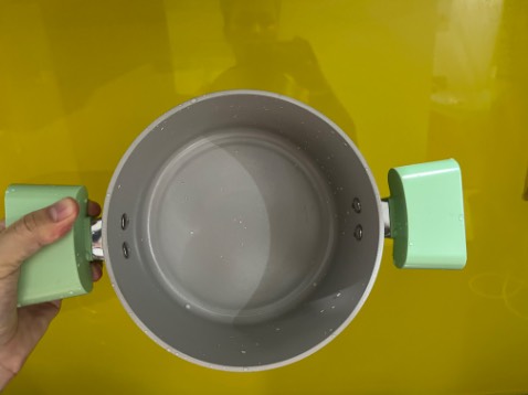 Bên trong nồi có vệt màu đen, ko biết có phải bị xước lớp chống dính ko. Rất may là Tiki đã đồng ý đổi trả sản phẩm khác nên chung quy dịch vụ rất tốt