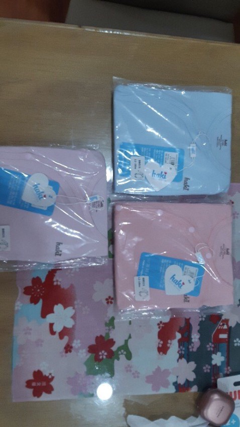 Chất siêu mềm mịn luôn ạ, sờ sướng cả tay, nùa hè nóng các mẹ nên nua đồ Haki cho con nha. Tiền nào của nấy. Hộp đựng xinh xắn, giao hàng nhanh.