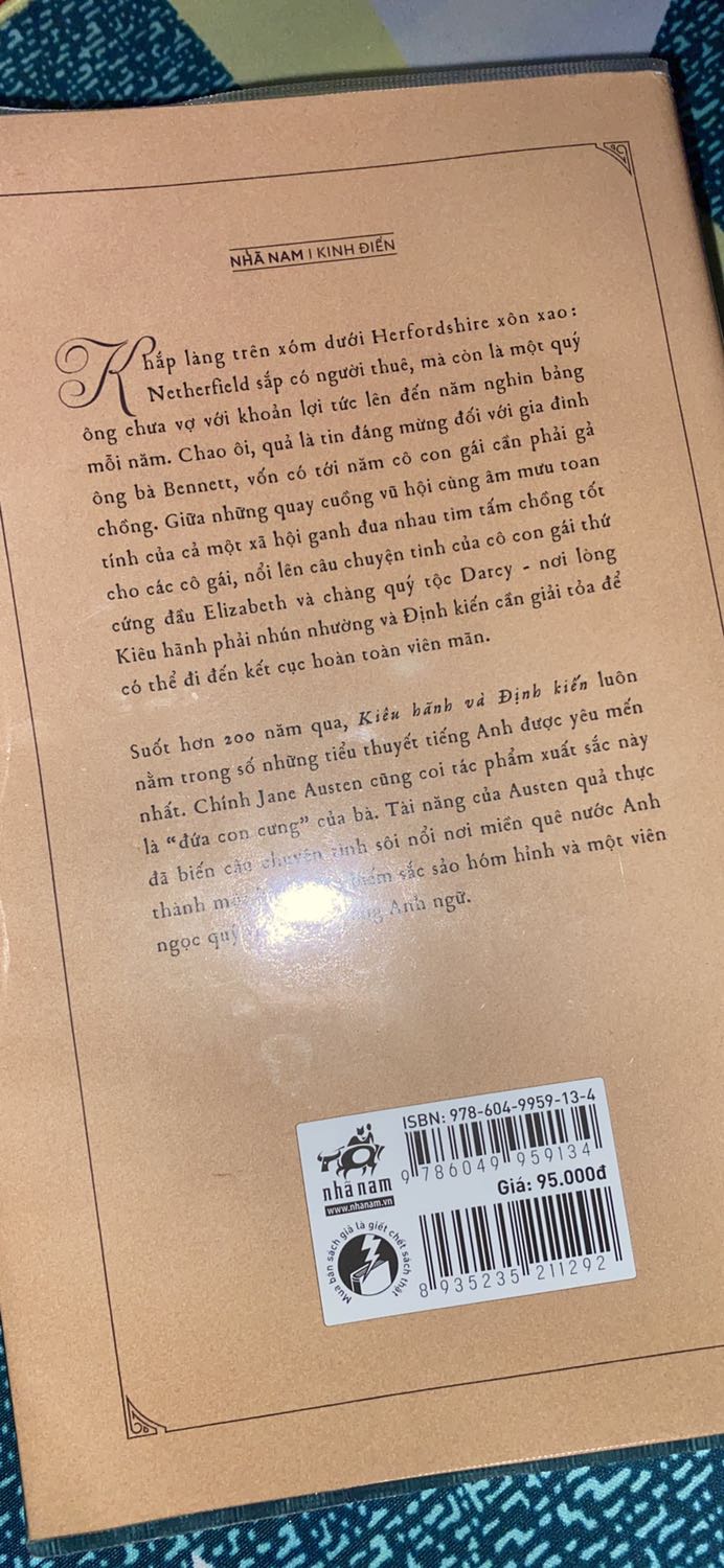 Oh my god cuốn sách hay đỉnh của đỉnh, đọc tới đâu sướng tới đó ạ =))) mấy cuốn ngôn tình tuổi gì với em này luôn ý. Rất thích Elizabeth và Darcy ❤️ nội dung rất hay và cuốn hút, nhưng mình không thích cách làm việc của Tiki đợt này một chút nào. Mình đợi tận 2 THÁNG để nhận sách mà mãi chả thấy ship hay thông báo hàng bị giữ ở kho hay gì làm mình phải gọi lên tổng đài quá trời sau đó thì nhận được cái kết là phải huỷ đơn đặt đơn mới, sau đó 2 ngày đơn mới tới =)))) ủa trời ơi mọi người rút kinh nghiệm nha thấy hơi lâu thì huỷ luôn chứ đừng để như mình :)) đợi lâu kinh khủng 2 tháng mới có sách đọc nên rất hụt hẫng :))