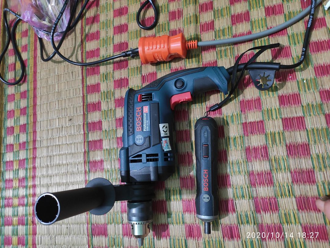 Sản phẩm chính hãng khoan tường như khoan thạch cao. Khoan bê tông quá ngọt luôn. Máy chạy êm ít phát tia lửa( lâu thay than) mỗi nhà nên mua 1 cài để dành có việc mà sài. Chỉ buồn vì không có tặng 1 mũi khoan luôn ???