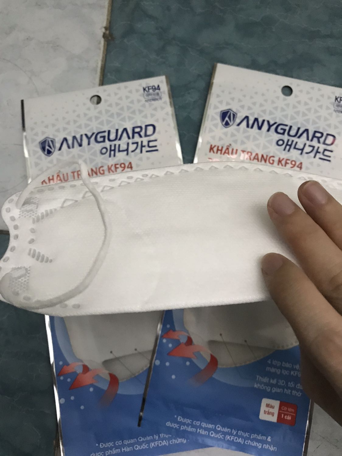 Vải dày dặn, 1 cái 1 bao rất sạch sẽ, ôm sát mặt k bụi vải, k có mùi hôi của mấy loại khẩu trang dổm. Đáng đồng tiền
Mà sao k cho cái móc gài đằng sau như loại của e bé nhỉ 😚