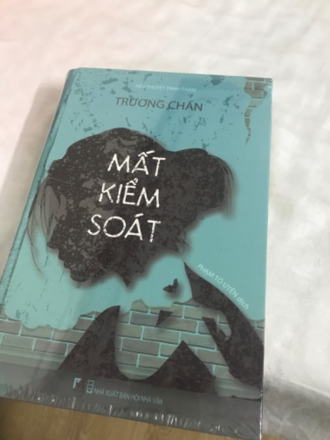 Sách mua đợt sale, bìa cứng, giao hàng có bọc màng co. Hy vọng quyển này đọc ổn, thấy dày dữ