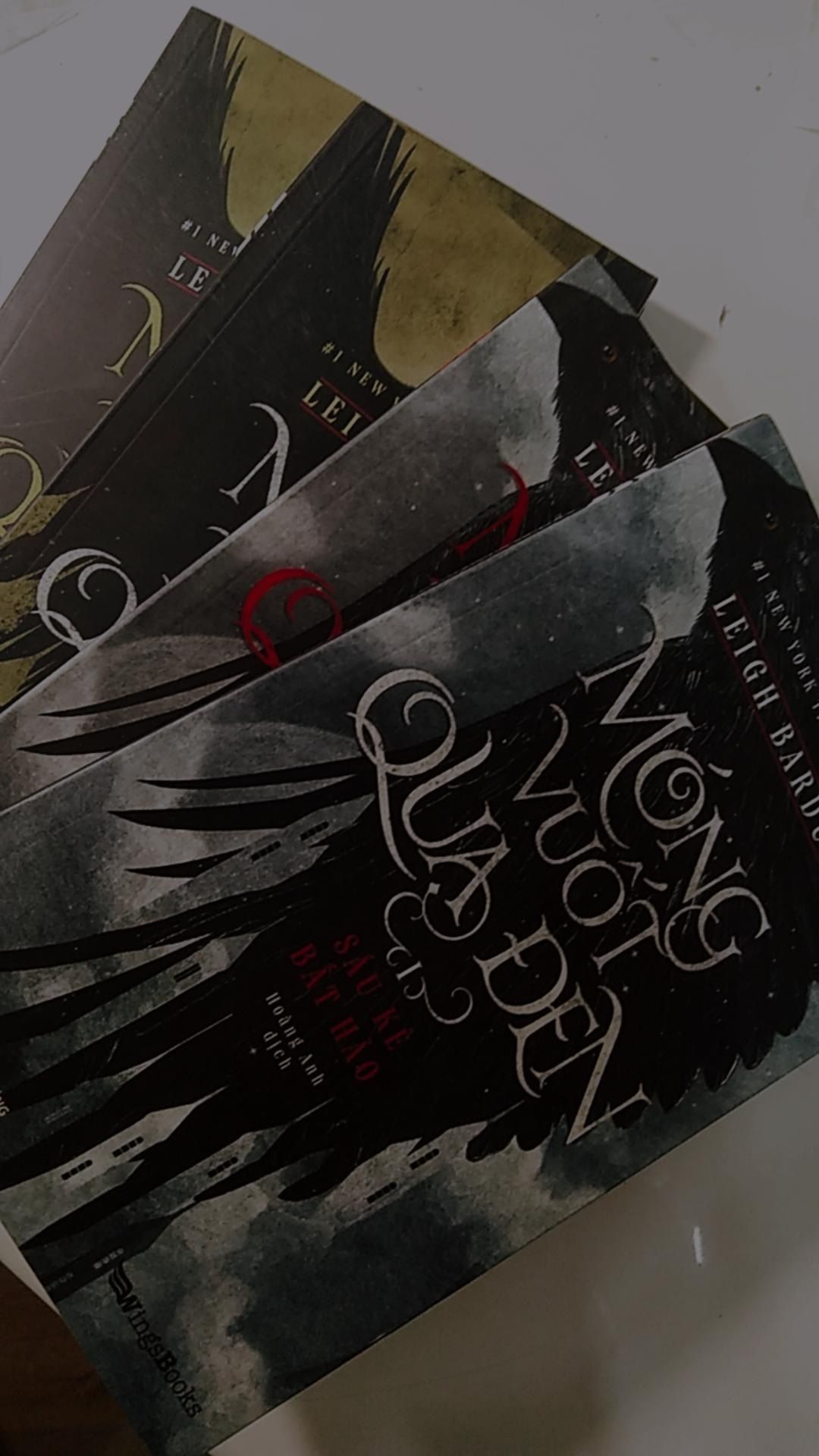 Giao hàng đầy đủ, đúng hẹn. Sách chất lượng, không bị sờn hay xước xát gì. Mỗi quyển còn được tặng kèm bookmark nữa.