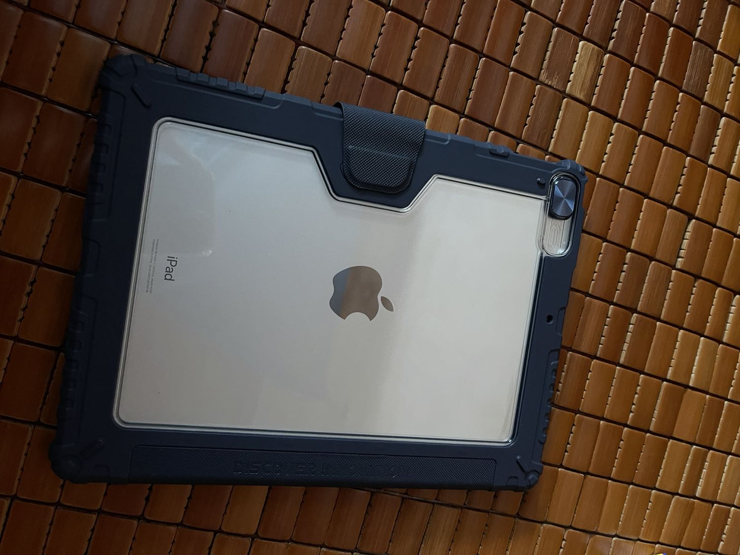 Màu xanh đẹp, ốp vào vừa vặn. Chắc phải kiếm cho con 12prm cái ốp cùng hãng với cái này quá