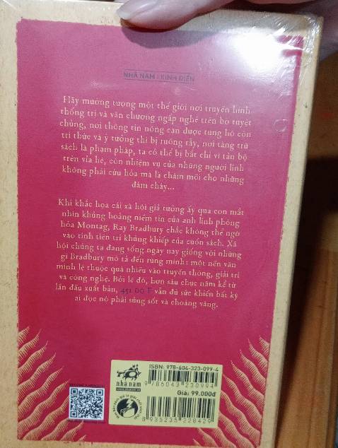 Ban đầu mình cứ nghĩ là bìa mềm, ai ngờ là bìa cứng ạ. Sách không có bị hư hỏng gì, nguyên vẹn và đẹp