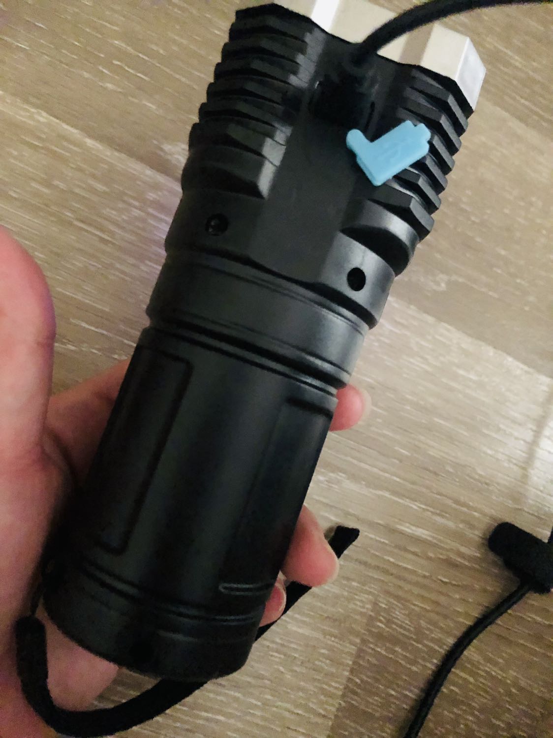 Giao nhanh 2h. Máy to cầm thích nhưng rất nhẹ không hề nặng. Đèn sáng nhiều chế độ. Sạc bằng điện mà không có dây sạc kèm khi bán. Phải lục tìm chui micro usb cắm vào sạc.