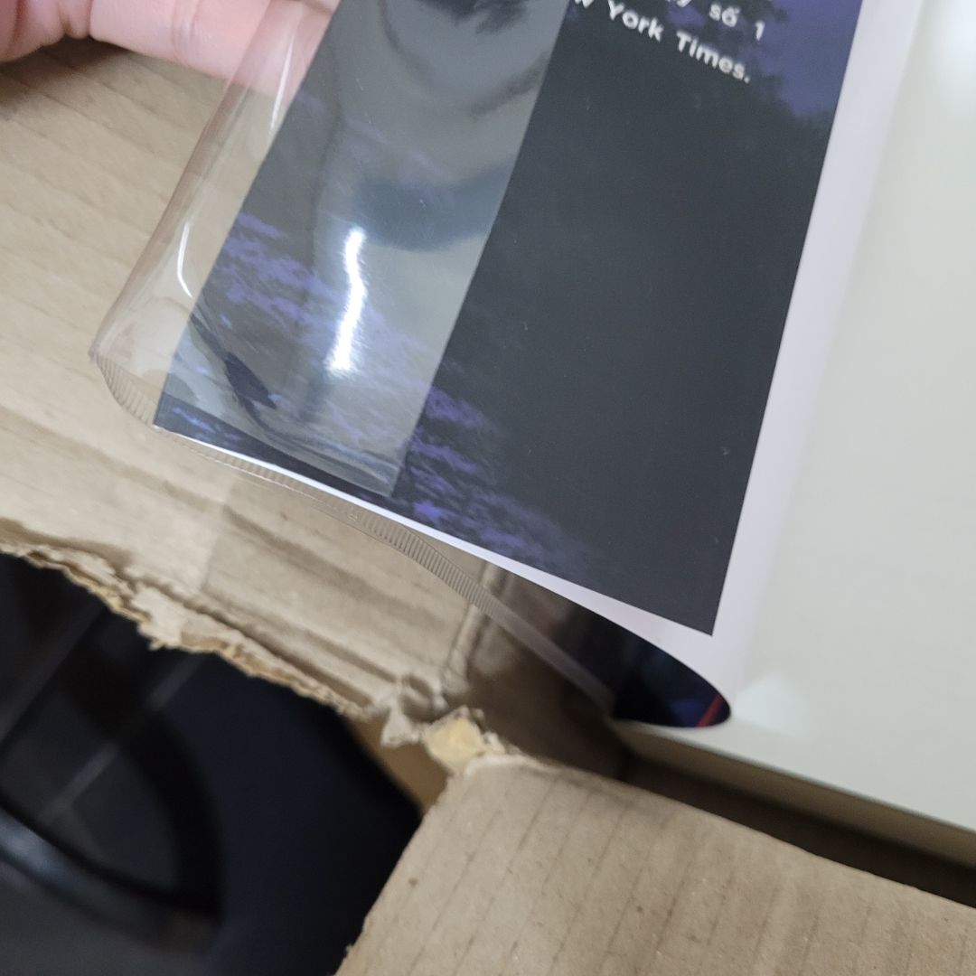 Tiki giao cuốn này và sách quà tặng mà bọc ẩu quá. Đơn thì giao trễ, mình gửi *** hỏi thì mới giao liền hôm nay. Mà kiểu như giao vội rồi bọc sách gấp gáp nên không bọc đàng hoàng, vừa cầm lên là tuột ra vì k được ép dính. Mép sách thì bị cong nhẹ, nhìn mà bực bội, giấy bọc đợt này cũng mỏng nữa. Đó giờ mua sách ở tiki nhiều lắm rồi, đây là lần đầu thất vọng như vậy.