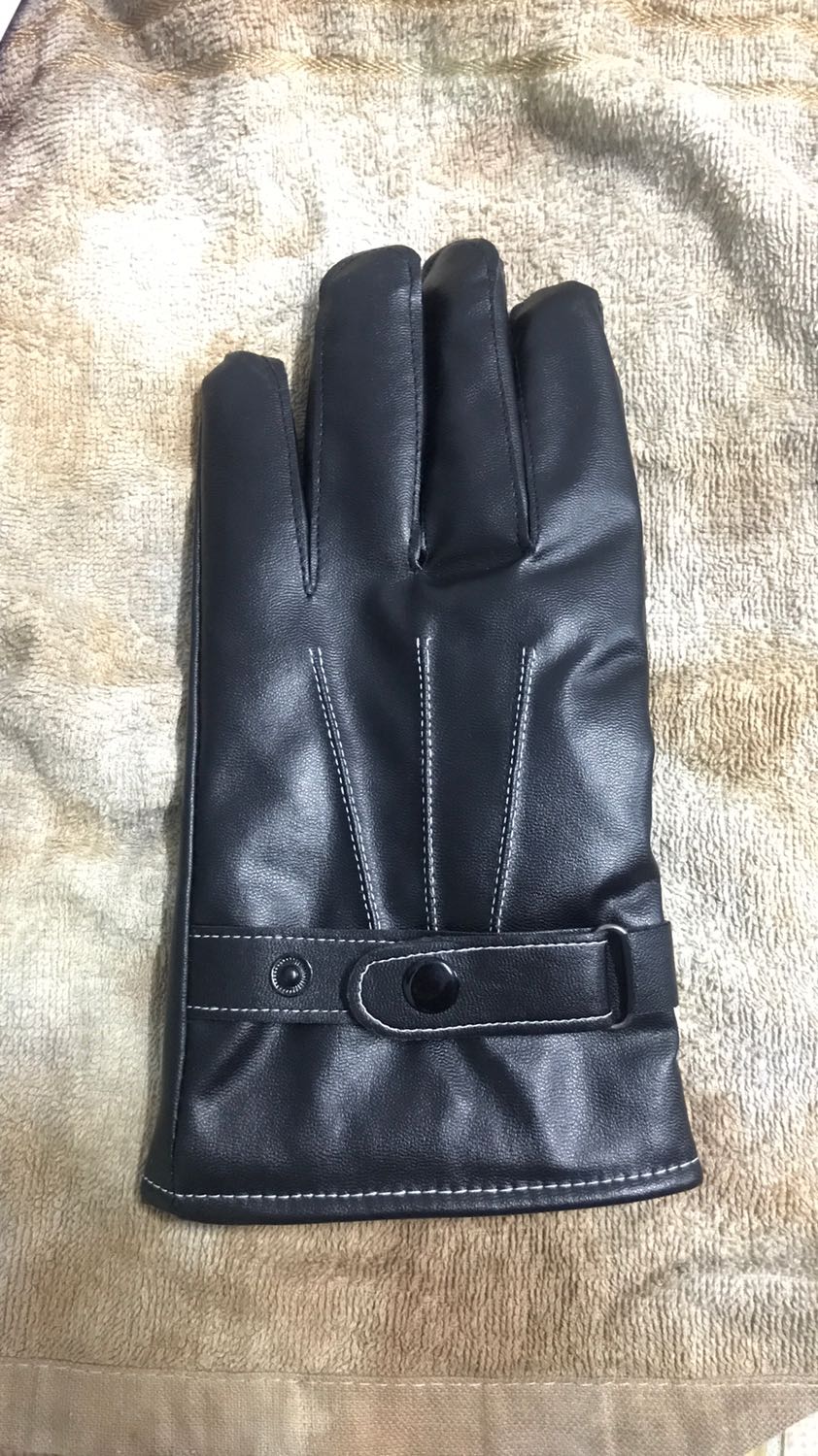 Găng tay mềm, co giãn tốt, đường may tỉ mỉ chắc chắn. Lớp da bóng đẹp mềm mại nữa. Lớp lót nỉ lông ở bên trong khi đeo cho cảm giác dễ vừa tay và dễ chịu. Shop giao hàng nhanh hai ngày là lấy được sản phẩm rồi. Uy tín, ủng hộ shop