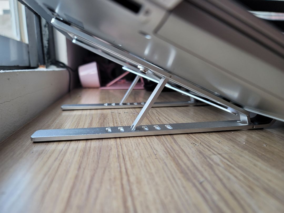 Chất lượng hoàn thiện sản phẩm đẹp, không via sắc, các thanh Nhôm chắc chắn, các đầu nút cao su giúp bám chắc các thiết bị để lên.
SP nhẹ nhàng, gấp gọn cho vào túi đựng (theo kèm SP) rất xinh xắn và gọn gàng.