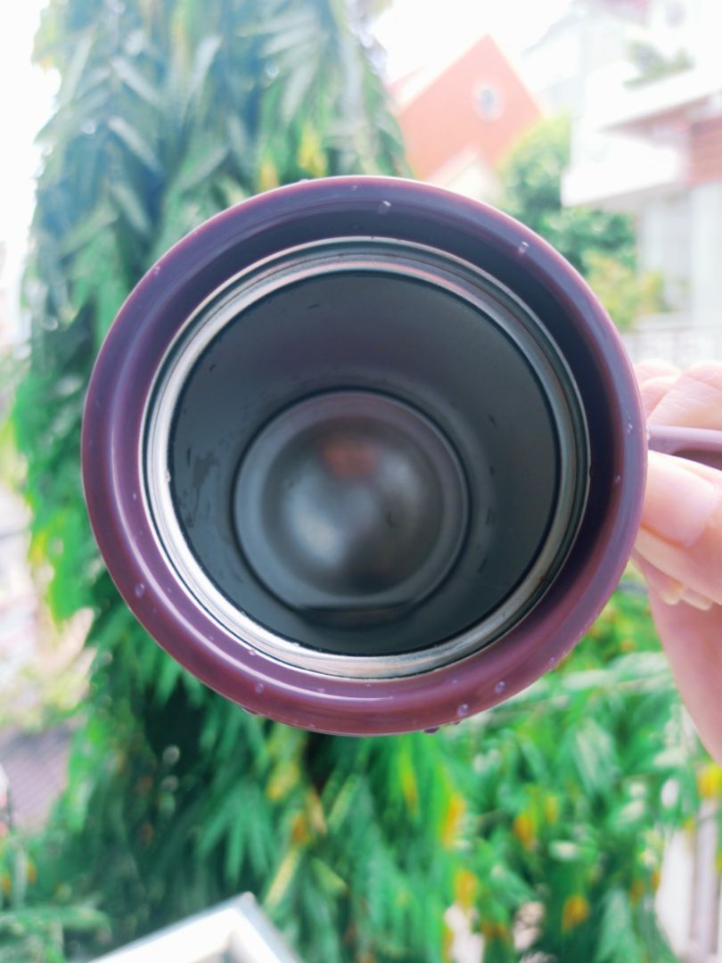 Có ai quá yêu cái bình nước của mình và lúc nào cũng xách đi đâu giống như mình không nhỉ ! Một chiếc bình giữ nhiệt tuyệt vời và hoàn hảo không thể chê vào đâu được ! Giữ lạnh siêu lâu nha các bạn, khi mình cho đá vào để uống cà phê sữa đá thì giữ được hơn 12 tiếng luôn, hương vị thơm ngon y như lúc mới pha, phải nói là giống y hệt một cái tủ lạnh mini bên cạnh vậy. Điểm 10 cho chất lượng và điểm 10 tuyệt đối cho nhà bán !