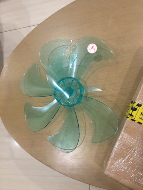 Bỏ ra đã vỡ 1 cánh rồi không biết tại ai nữa. Nó mong manh như bánh đa vây. Sop có loại nào mềm dẻo hơn không