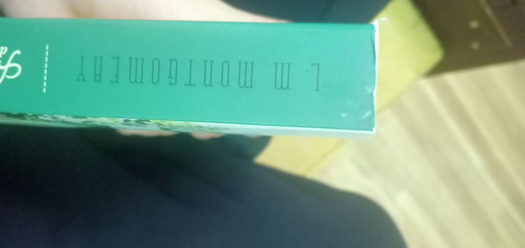 mọi thứ khá ổn. bìa sách rất đẹp, mới, ưng. nhưng đóng gói rất sơ xài. gáy chắc do va đập nên mép bìa bị bung nhẹ. ở đầu gáy dính sáp từ đâu ra nữa, cũng may là cạy bớt được đi. còn đâu khá ổn áp. dù sao thì mình rất yêu quyển này nên cho 4*. mong là sẽ đóng gói bớt sơ xài hơn ạ