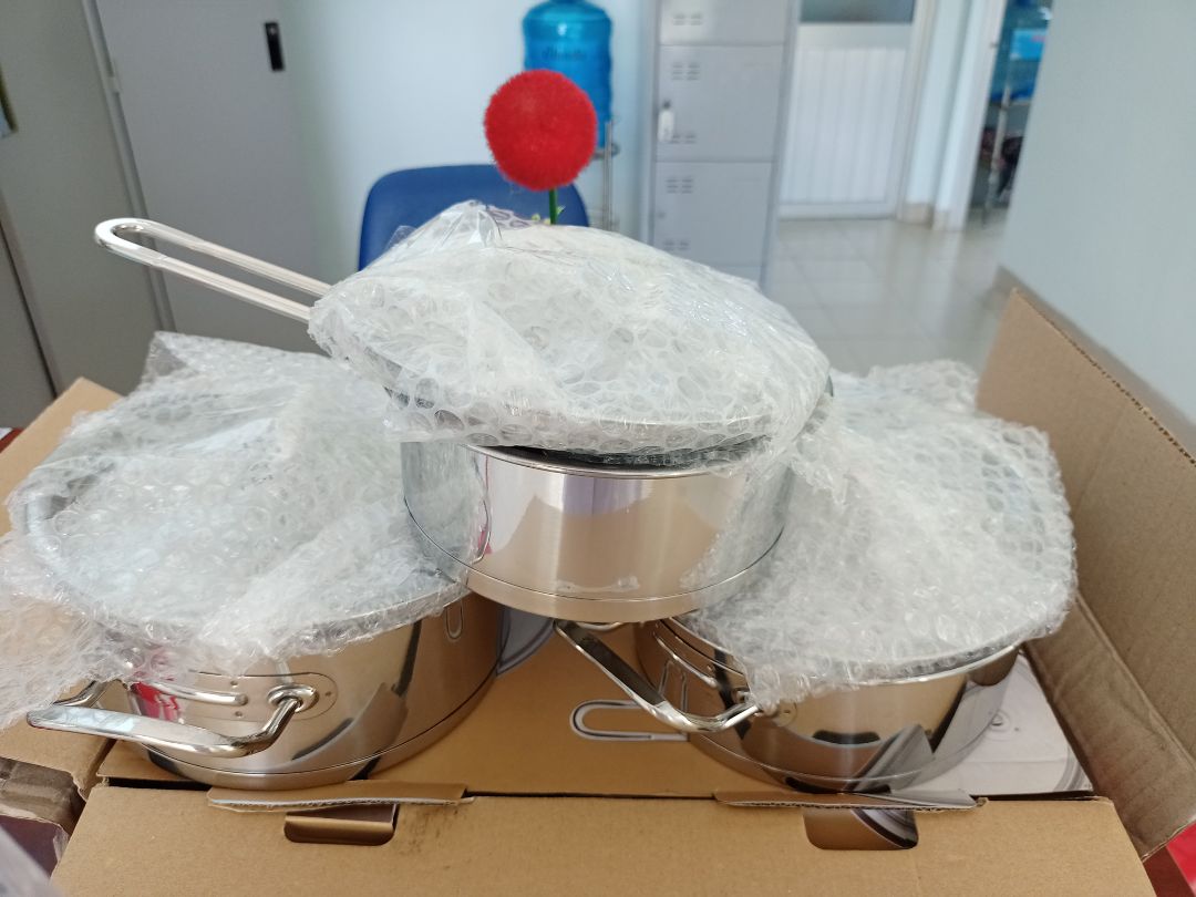 Dày, chắc chắn. không biết có bị ra ten khi qua 1 thời gian sử dụng không đây.