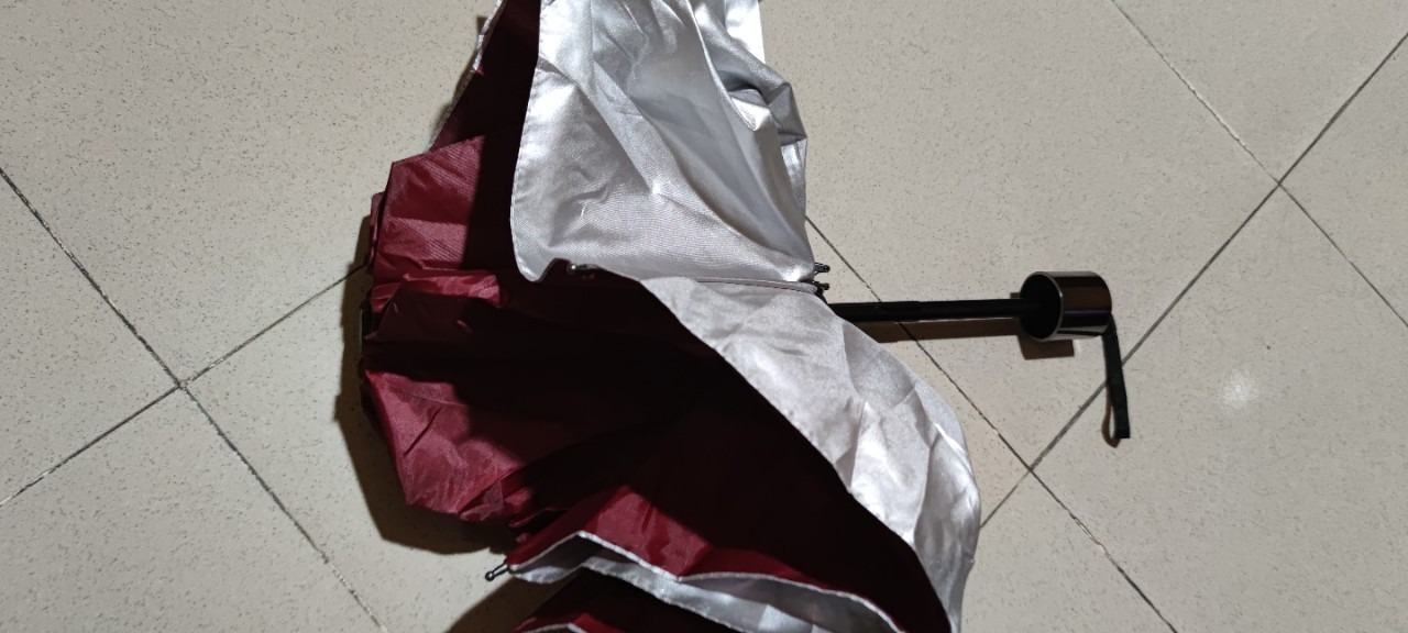 Ô thường không phải tự động. Bấm chỉ cupjlaij như mọi cái ô khác còn không bấm mở được. Đặt mua ô màu xanh Navy thì nhận được ô màu đỏ !!!!! 
Cách bán hàng *** thế này mà vẫn tồn tại ở TIKI được kể cũng lạ ?????