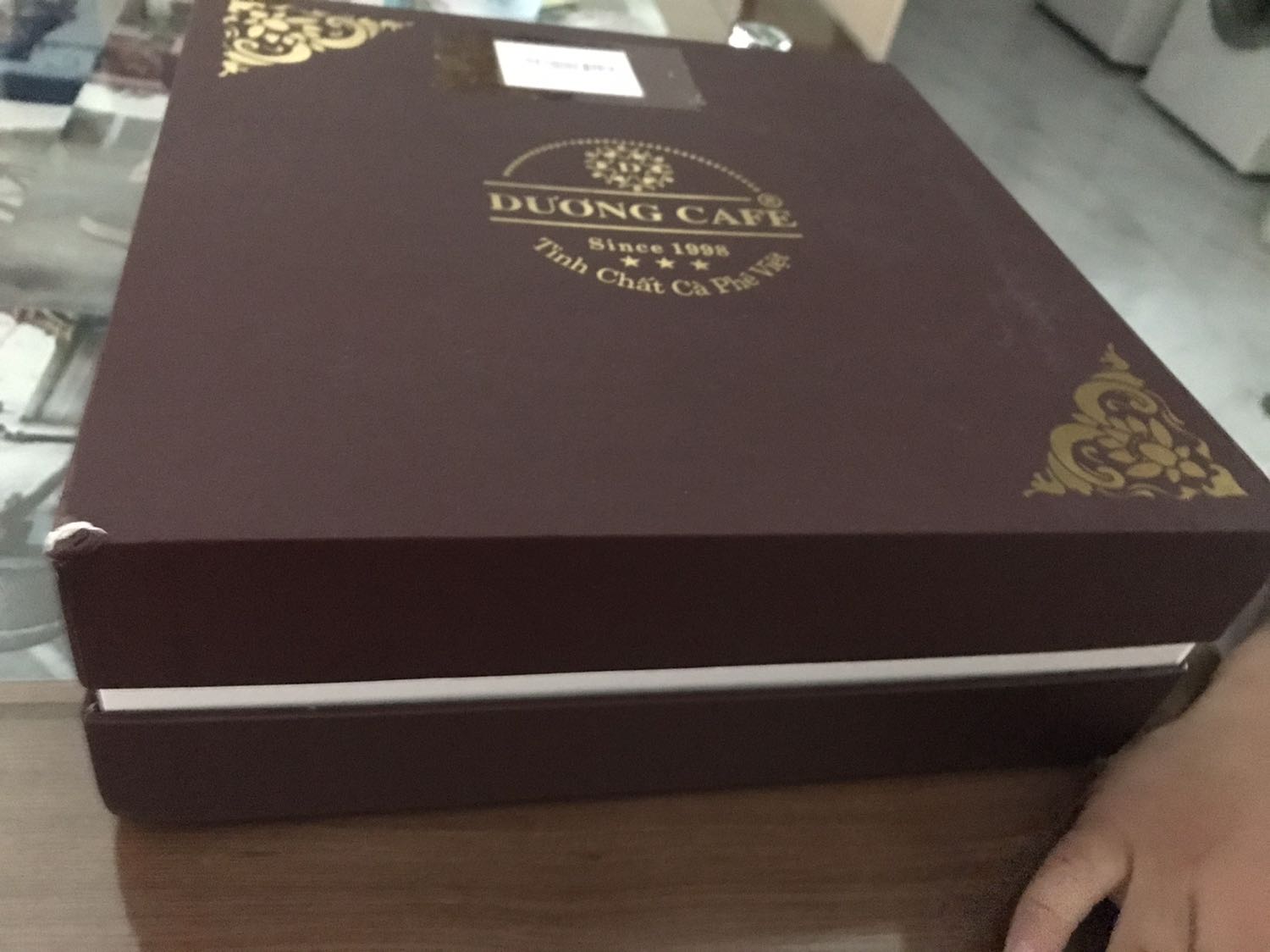 Đóng gói sơ sài quá, chỉ quấn ni long 2 vòng qua loa, làm móp và rách hộp, mang boeeus tăng rất ngại. Mong shop cải thiện việc đóng gói.